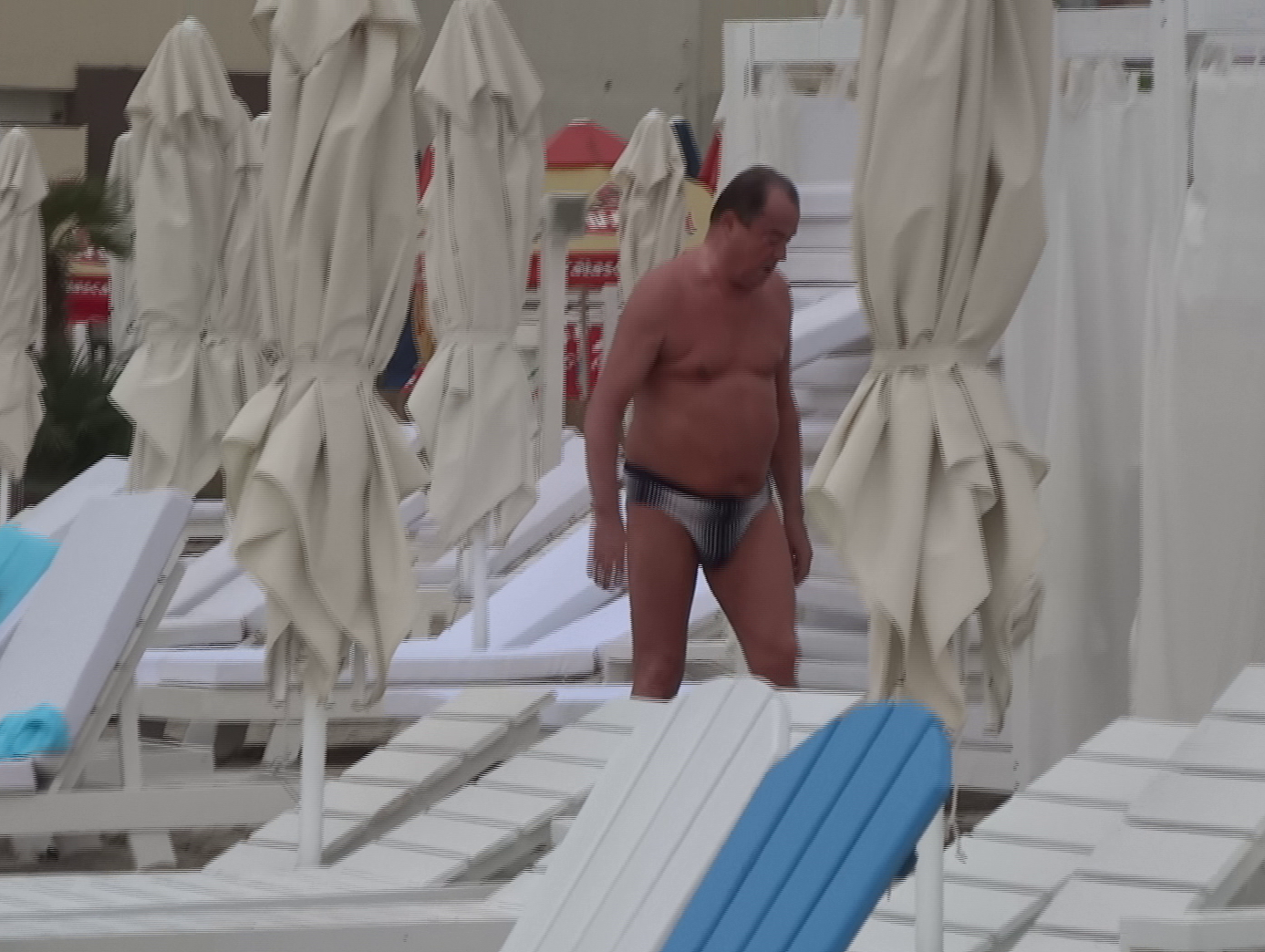 Blaga isi recupereaza papucii pe care i-a lasat la mal