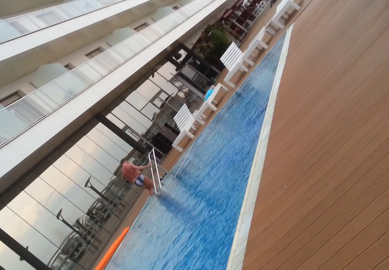 Seful PDL nu se indura sa urce direct in camera si face o baie scurta si in piscina