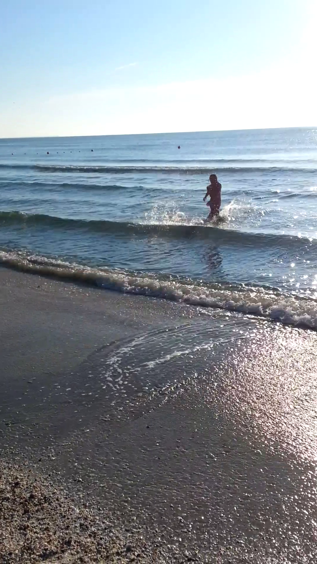 Flore a facut o baie in apa marii