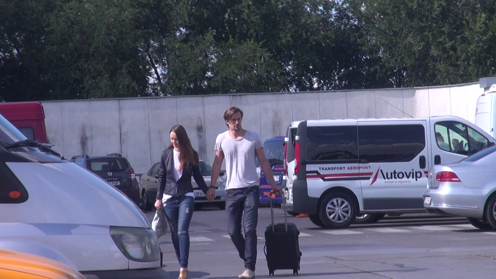 Barbatul a venit sa o ia pe Ionela de la aeroport