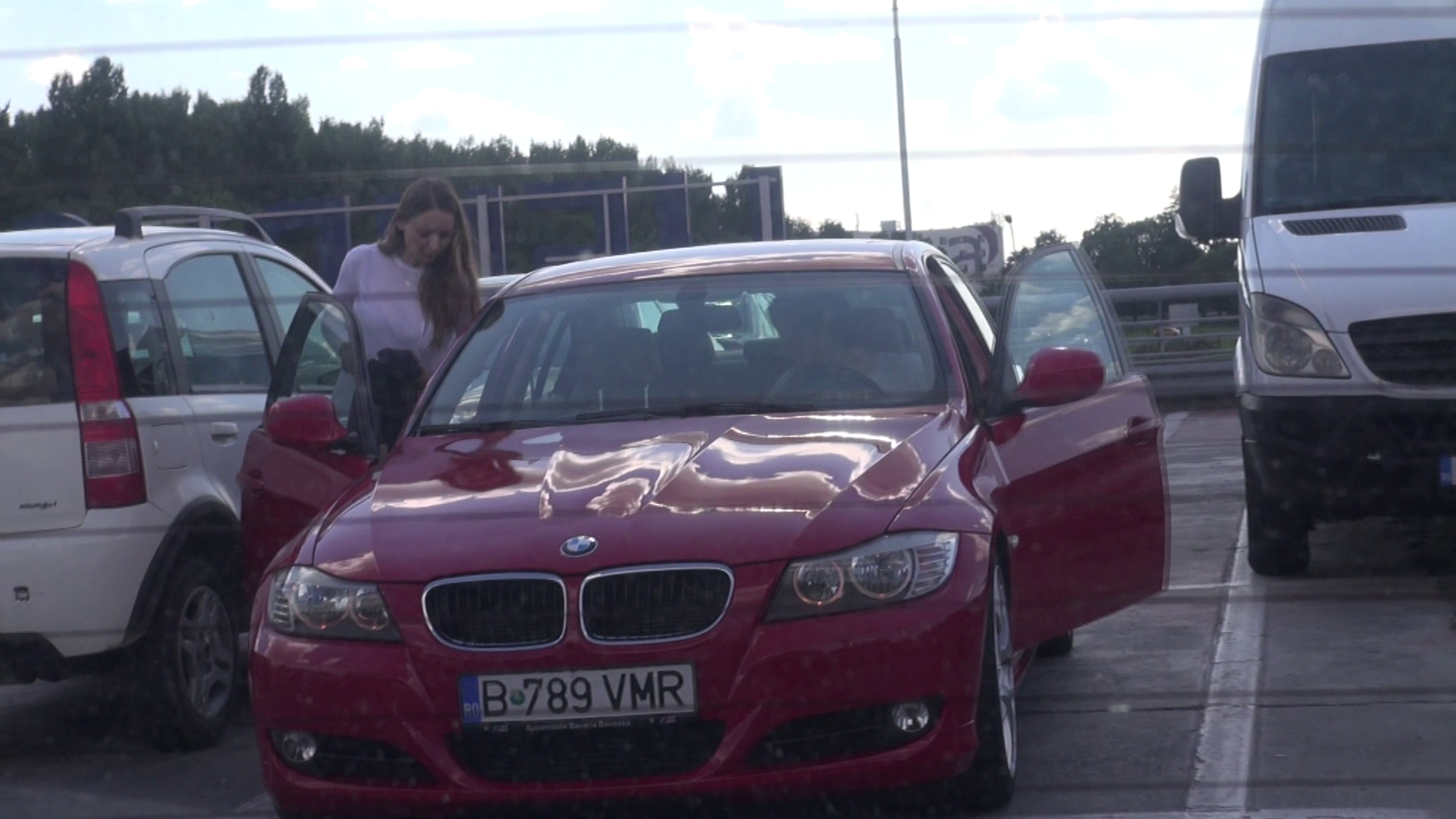 Cei doi se urca in masina si demareaza spre casa