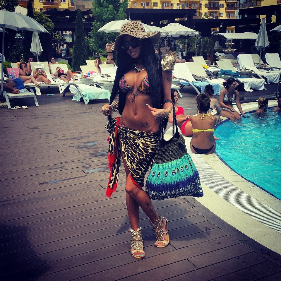 Bruneta s-a pregatit cateva ore pentru a merge la piscina