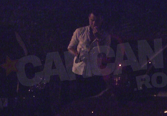 Cat timp tanara si-a facut nevoile in spatele a doua masini, amicul ei a 