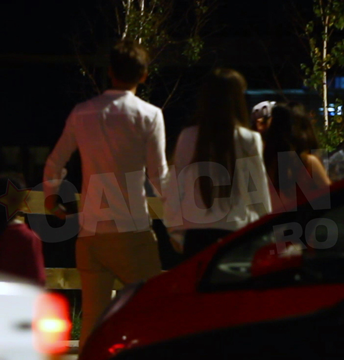 Cei doi s-au luat de mana si si-au continuat drumul prin parcarea clubului