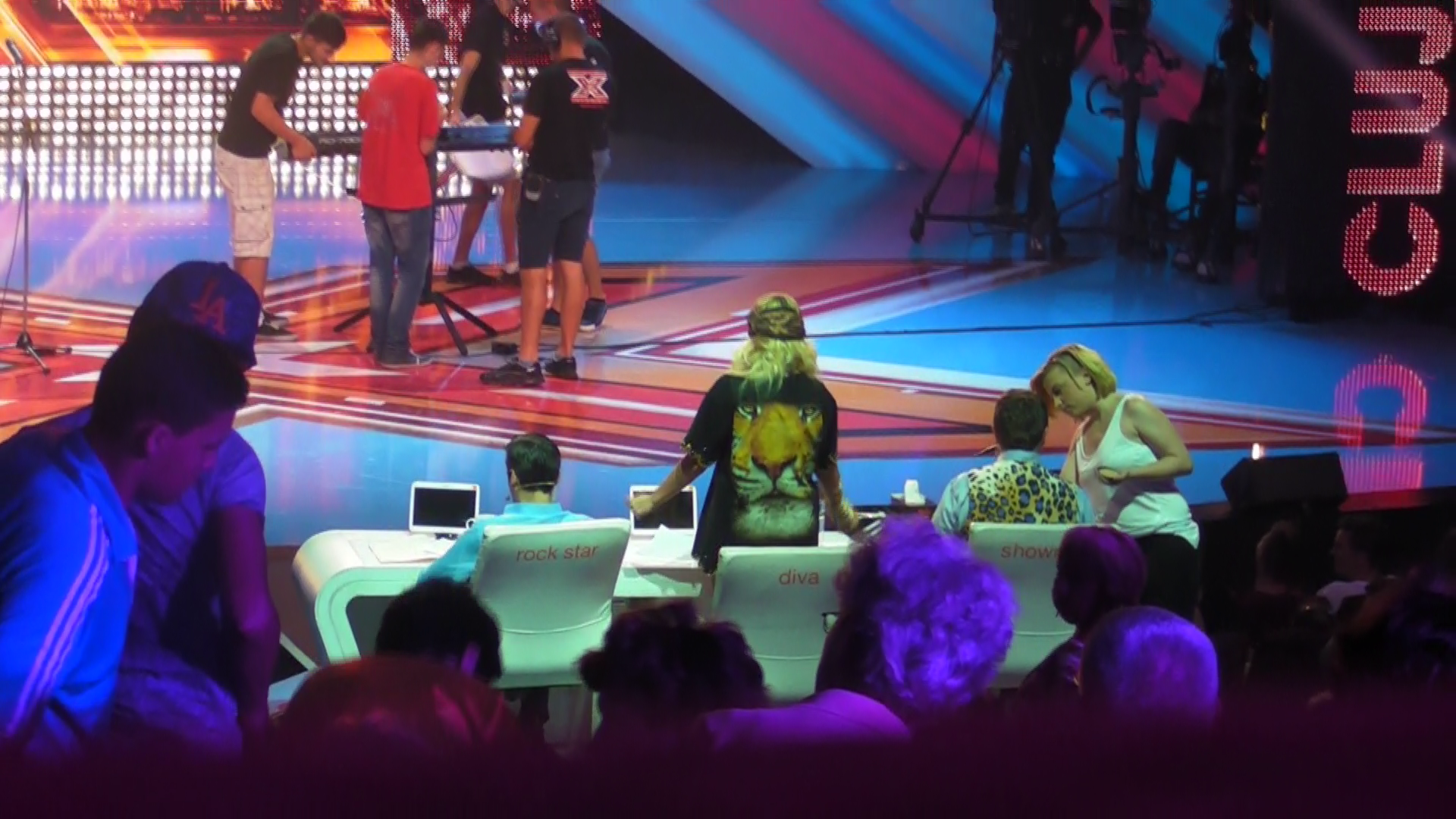 Delia danseaza si in pauzele dintre concurenti