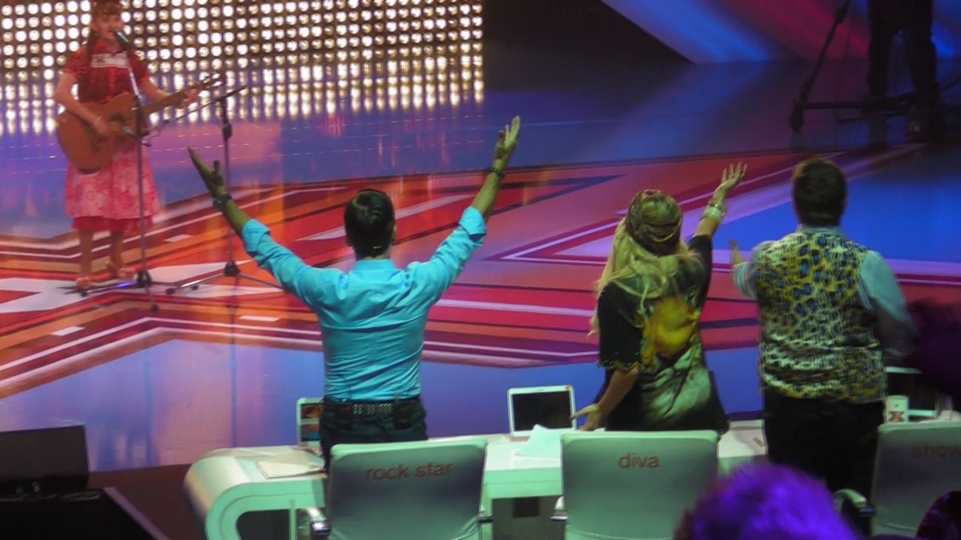 Cei trei jurati se ridica pentru a dansa pe melodia interpretata de concurenta
