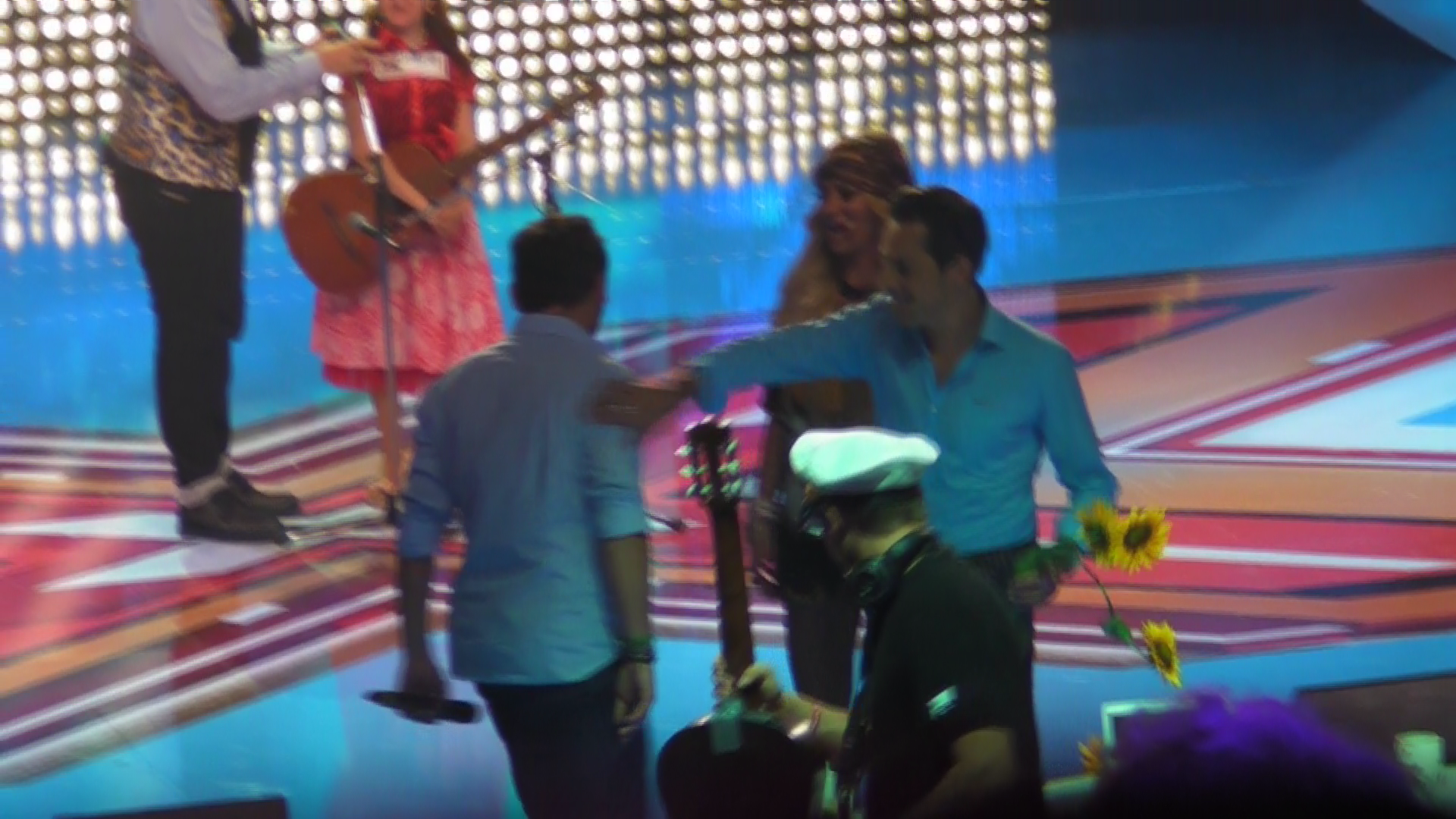 Stefan Banica Jr. ii da o palma lui Razvan dupa ce acesta l-a imitat de pe scaunul de jurat