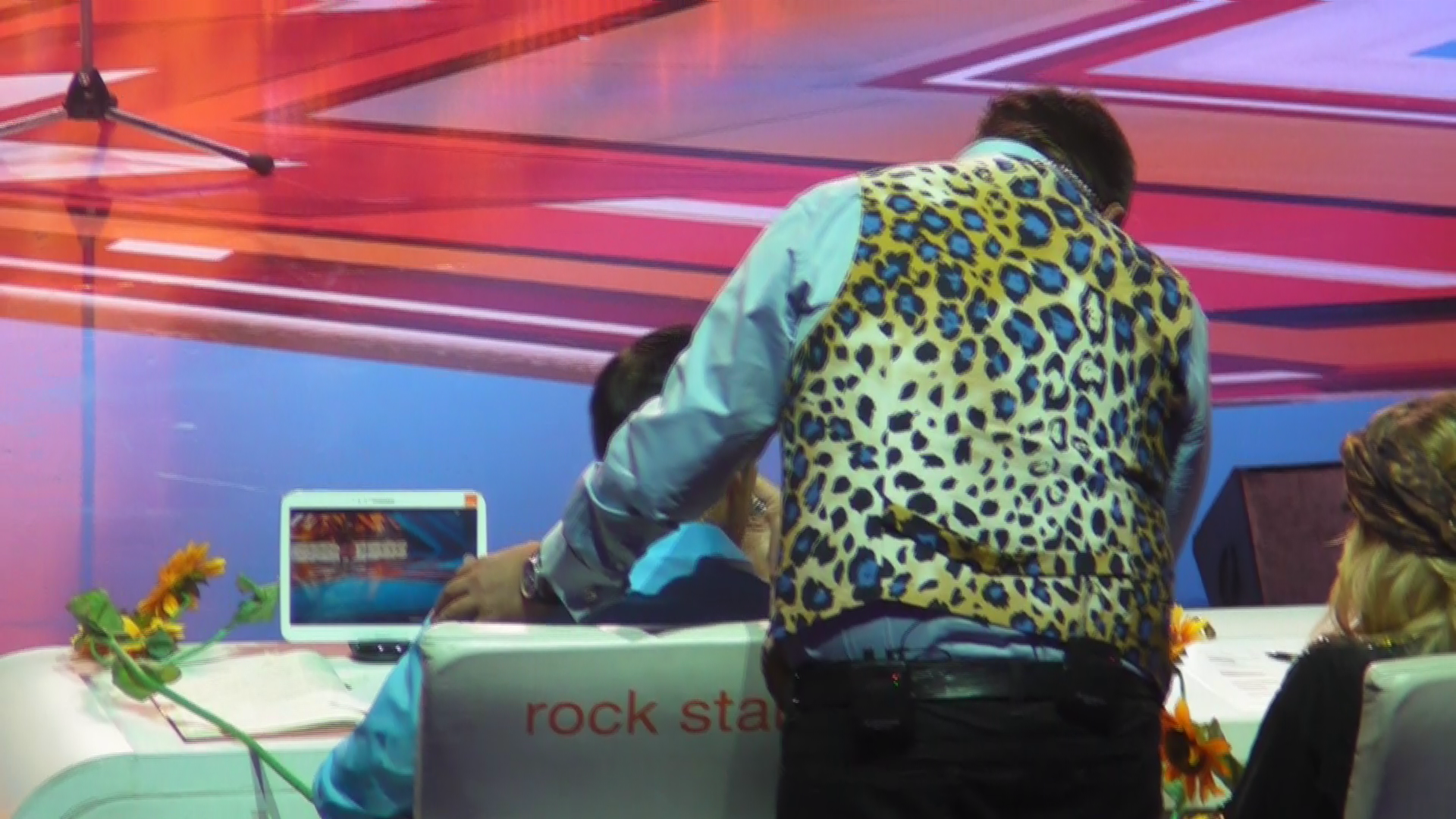 Brenciu vine sa-i faca un masaj lui Banica pentru a-l detensiona