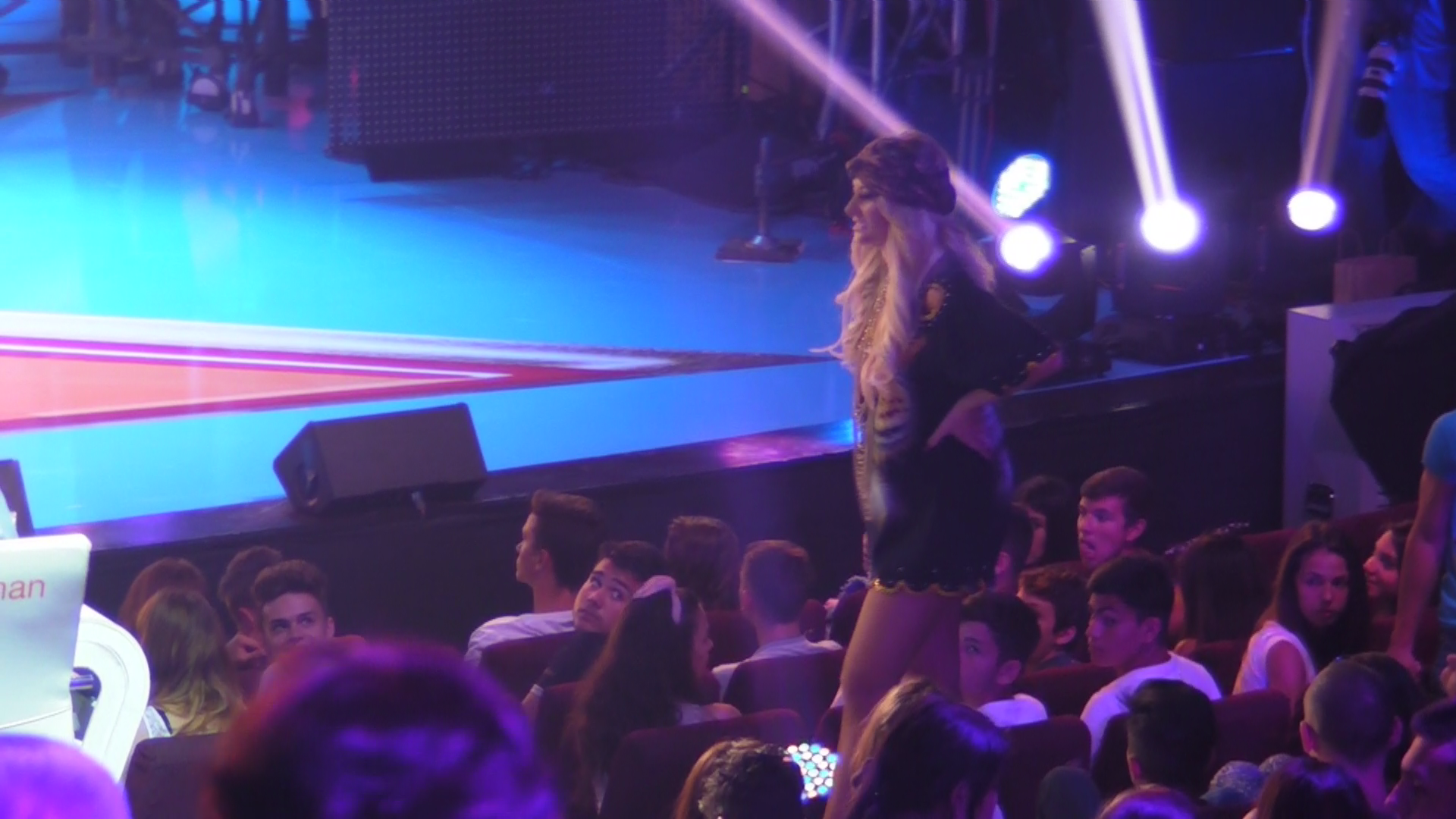 Delia nu mai suporta caldura si merge sa se racoreasca la unul dintre ventilatoare