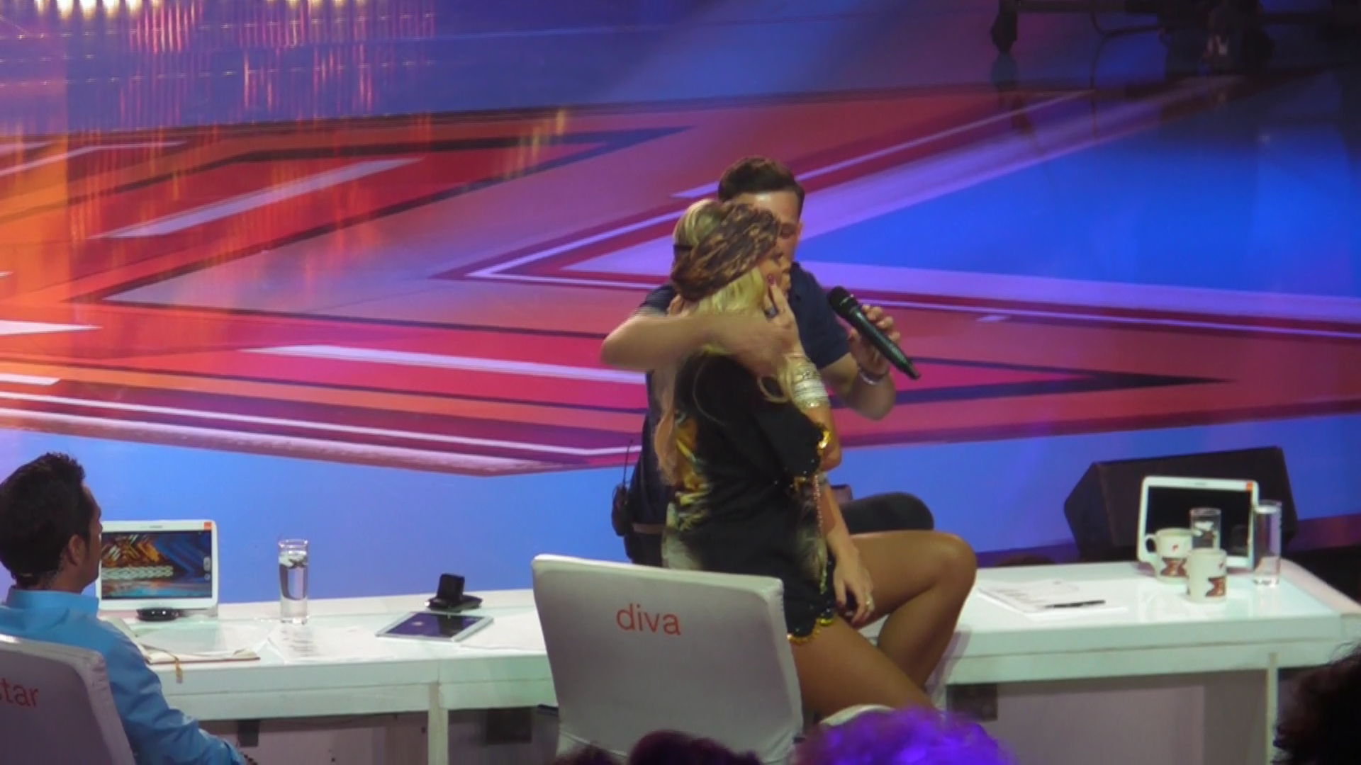 Unul dintre concurenti o saruta pe Delia