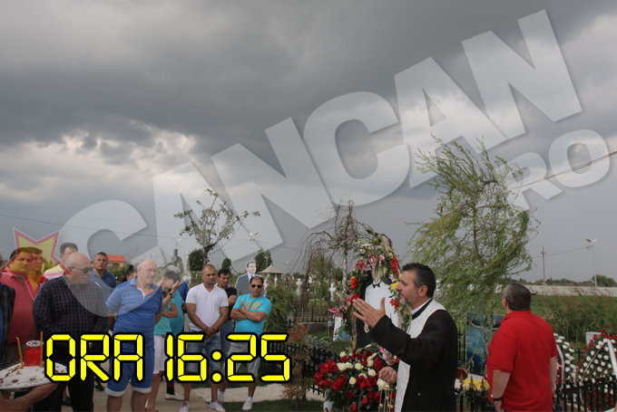 La cimitir, in momentul in care a inceput slujba, cerul s-a umplut de nori negri, iar vantul a inceput sa bata cu putere