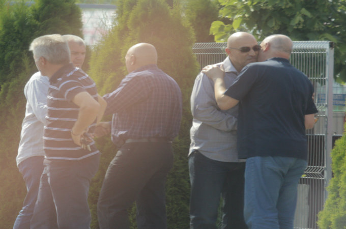 Inca de la ora 15: 30, oamenii au inceput sa se stranga la stadion. Printre ei a fost si fostul atacant Marin Duna