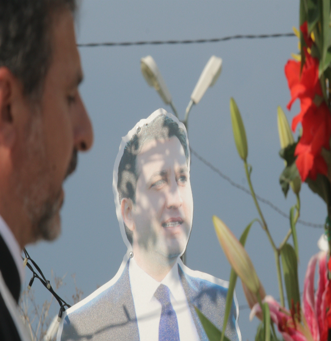 O fotografia marita a lui Nae Nicolae este pusa la mormantul omului de afaceri