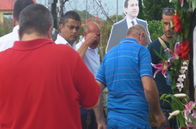 Fratele lui Nae Nicolae a plans minute in sir langa poza omului la care a tinut foarte mult