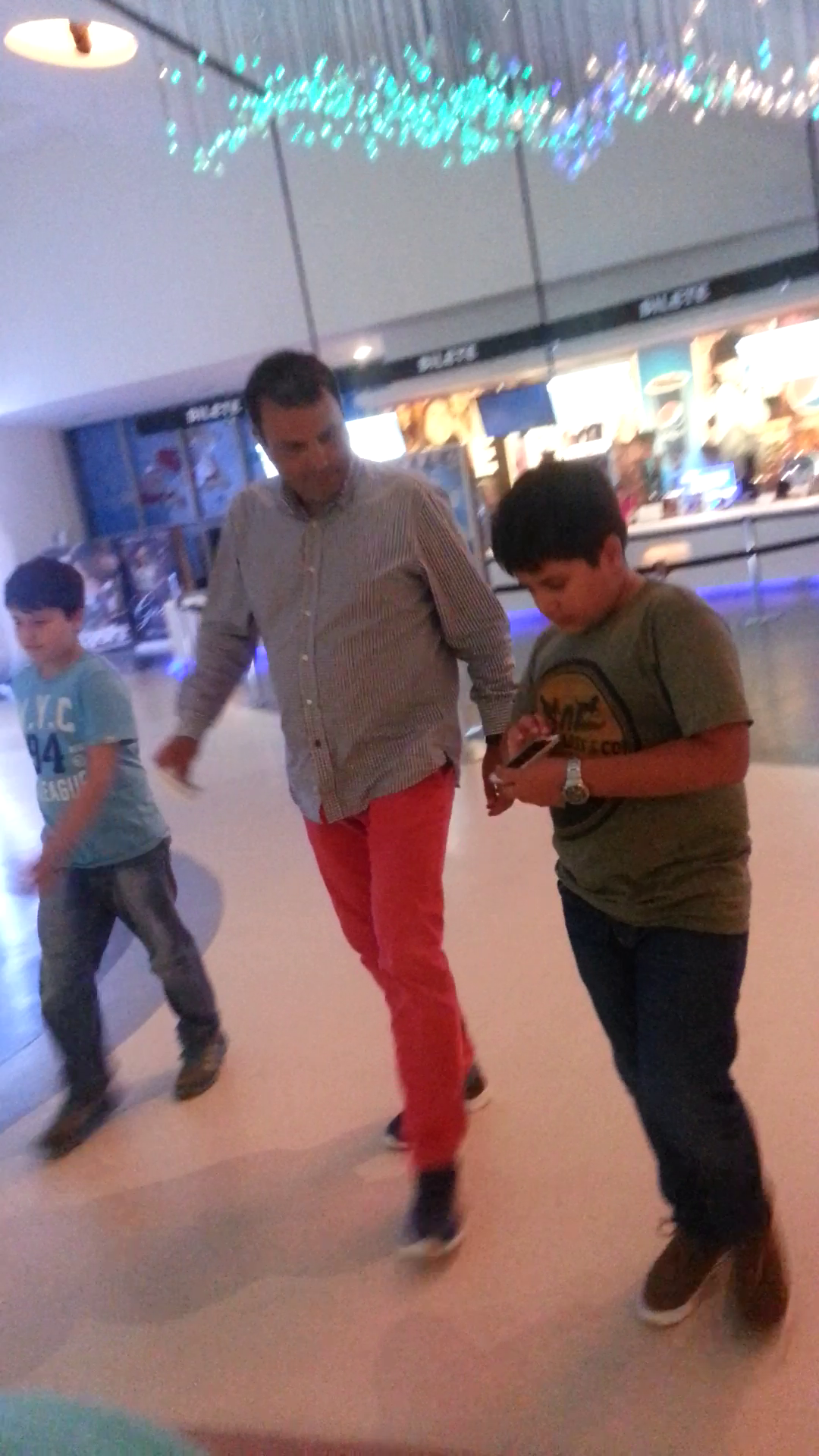 Vedeta tv alaturi de cei doi fii ai sai