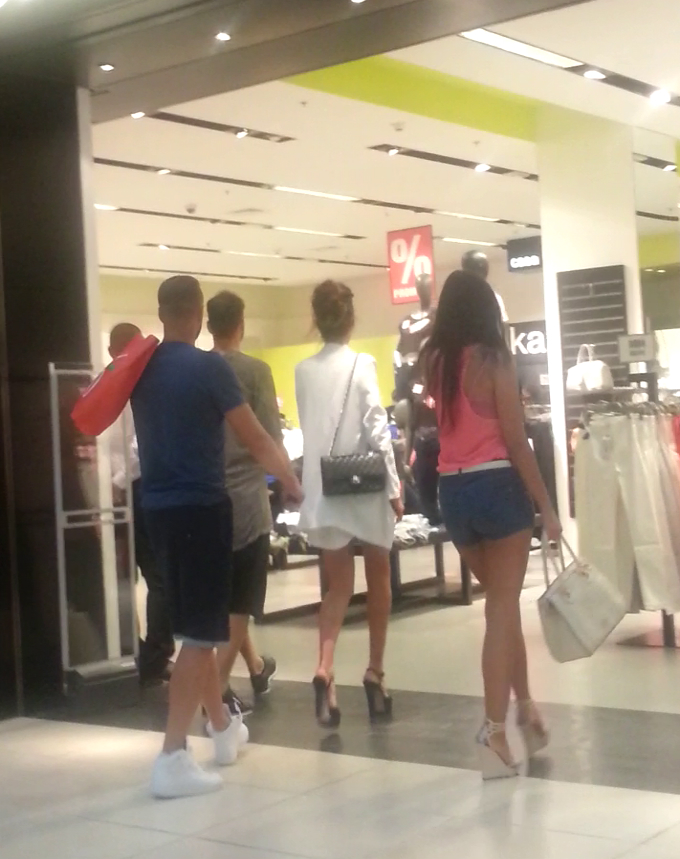 Fotbalistii intra in magazin impreuna cu iubitele lor