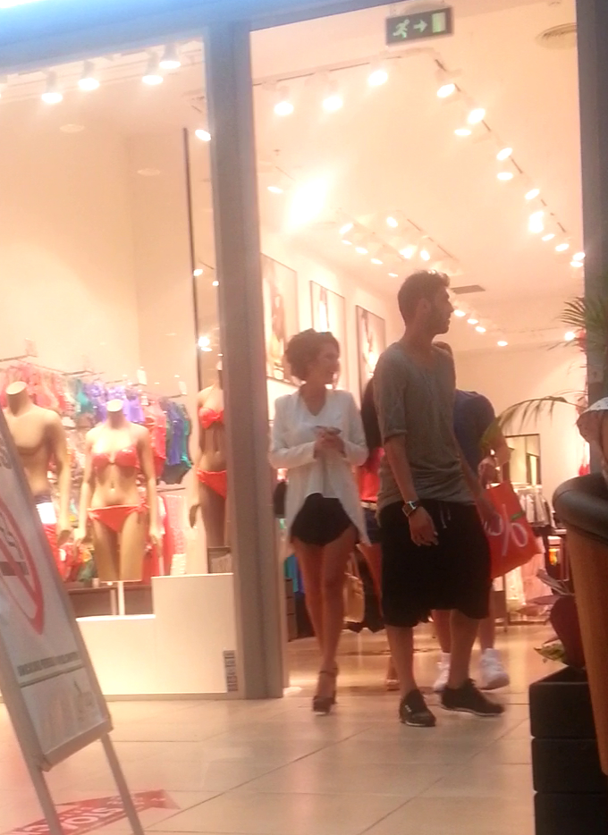 Chiar daca pare obosit, Adrian Ropotan se indreapta spre un alt magazin