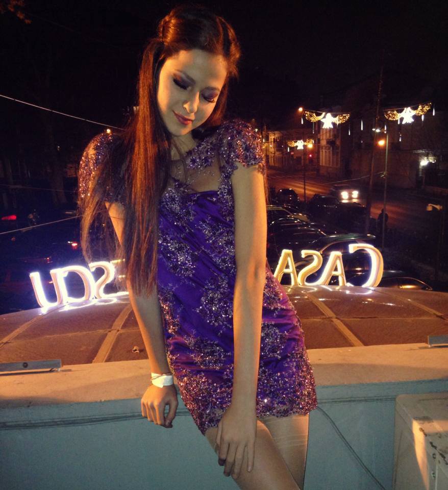 Fiica Ritei Muresan, seamana din ce in ce mai mult cu creatoarea de moda