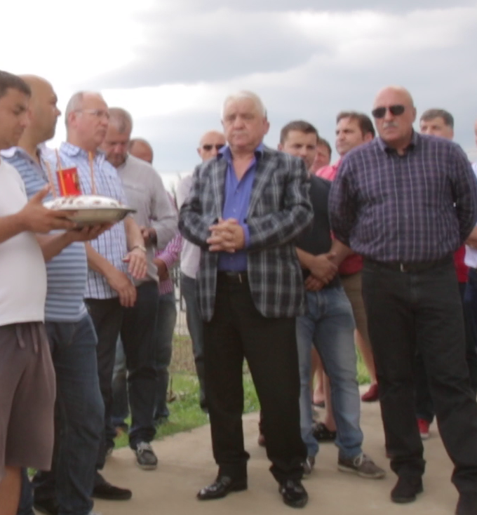 Primarul din Stefanesti (centru) a fost prezent la slujba si a ascultat cererea prietenilor lui Nae Nicolae