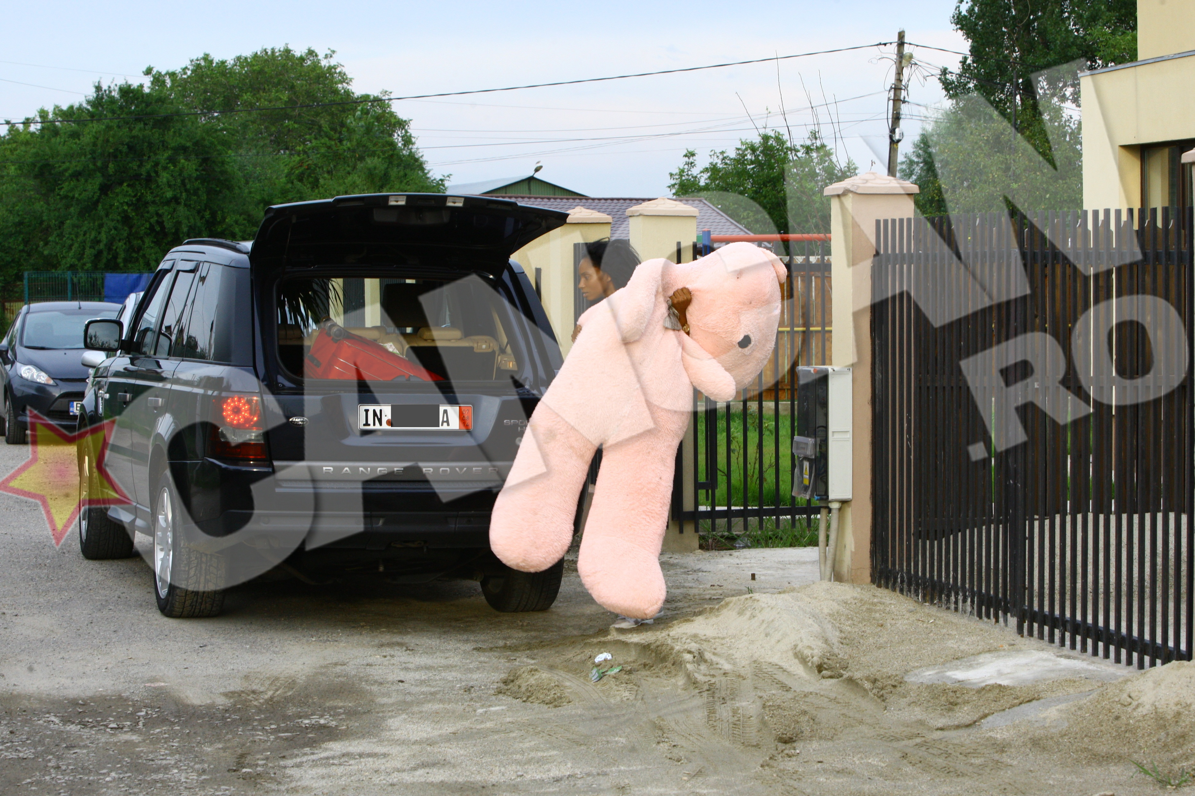 Vedeta cara cu greu ursul gigant de plus al fetitei sale