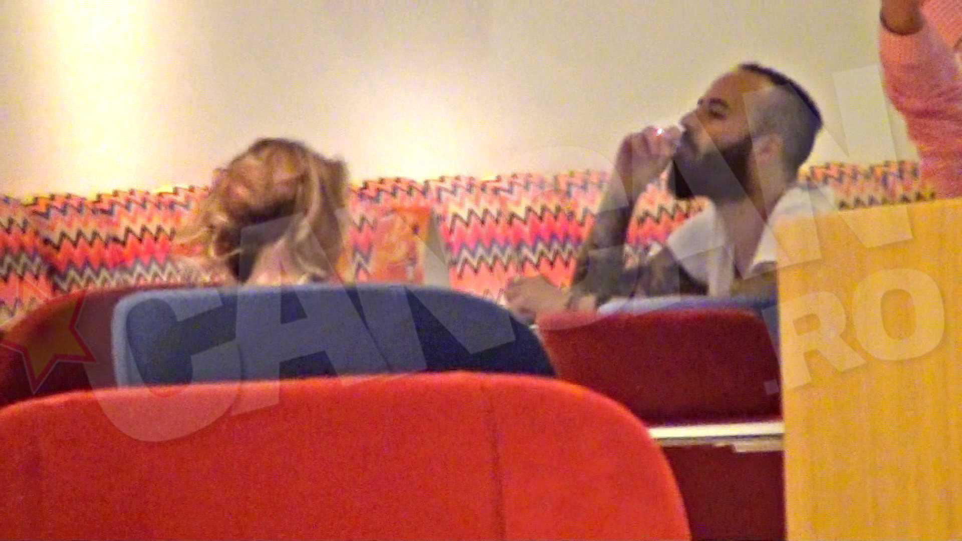 Matteo nu mai are rabdare ca ospatarul sa-i aduca limonada si isi aprinde o tigara