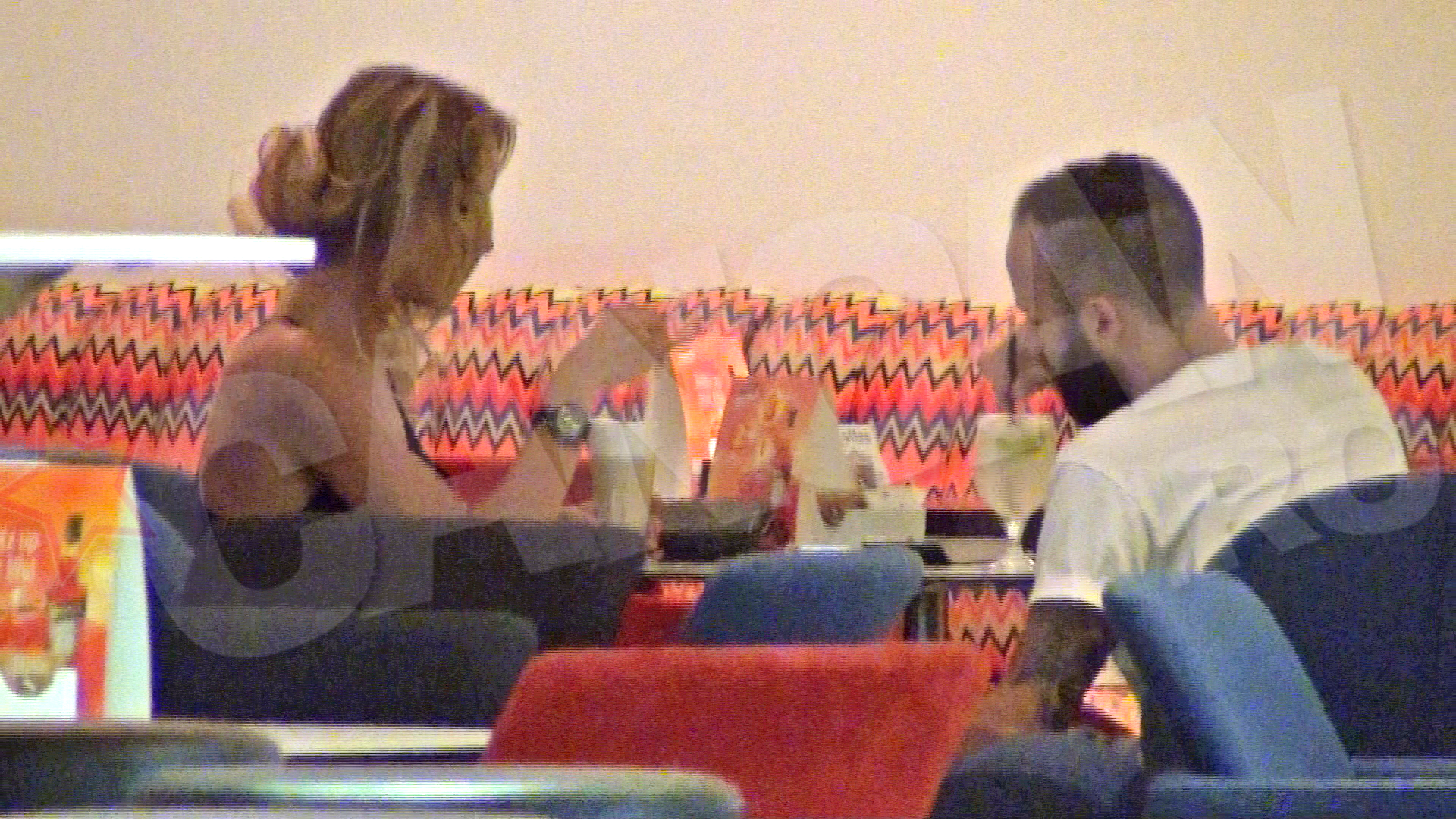 Cantaretul si iubita lui amesteca in bautura cu paiul in acelasi timp