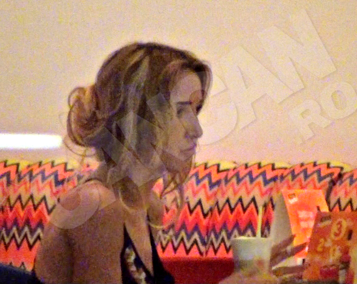 Blonda este si ea fumatoare, iar la scurt timp ii urmeaza exemplul iubitului ei: isi aprinde tigara