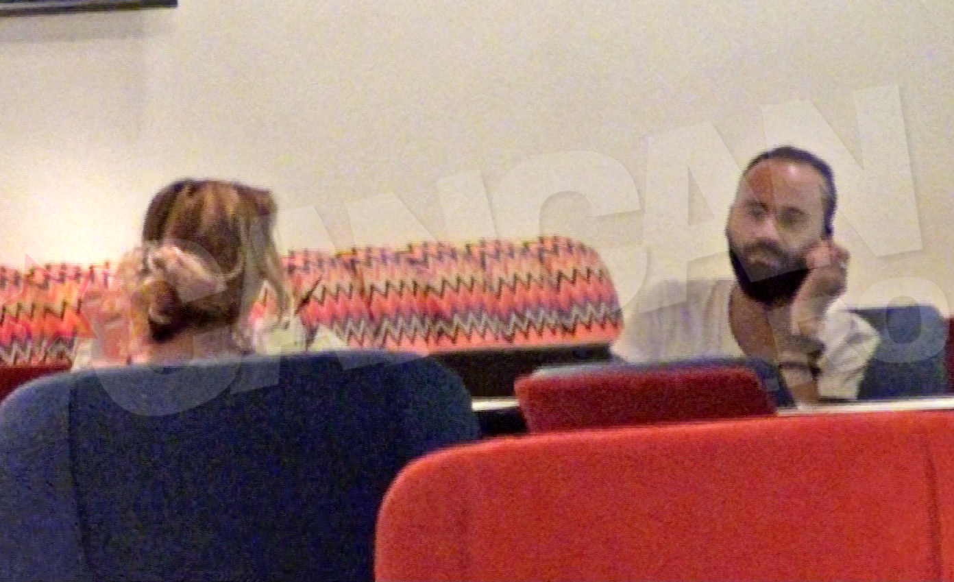 Matteo primeste un apel telefonic si isi abandoneaza temporar iubita