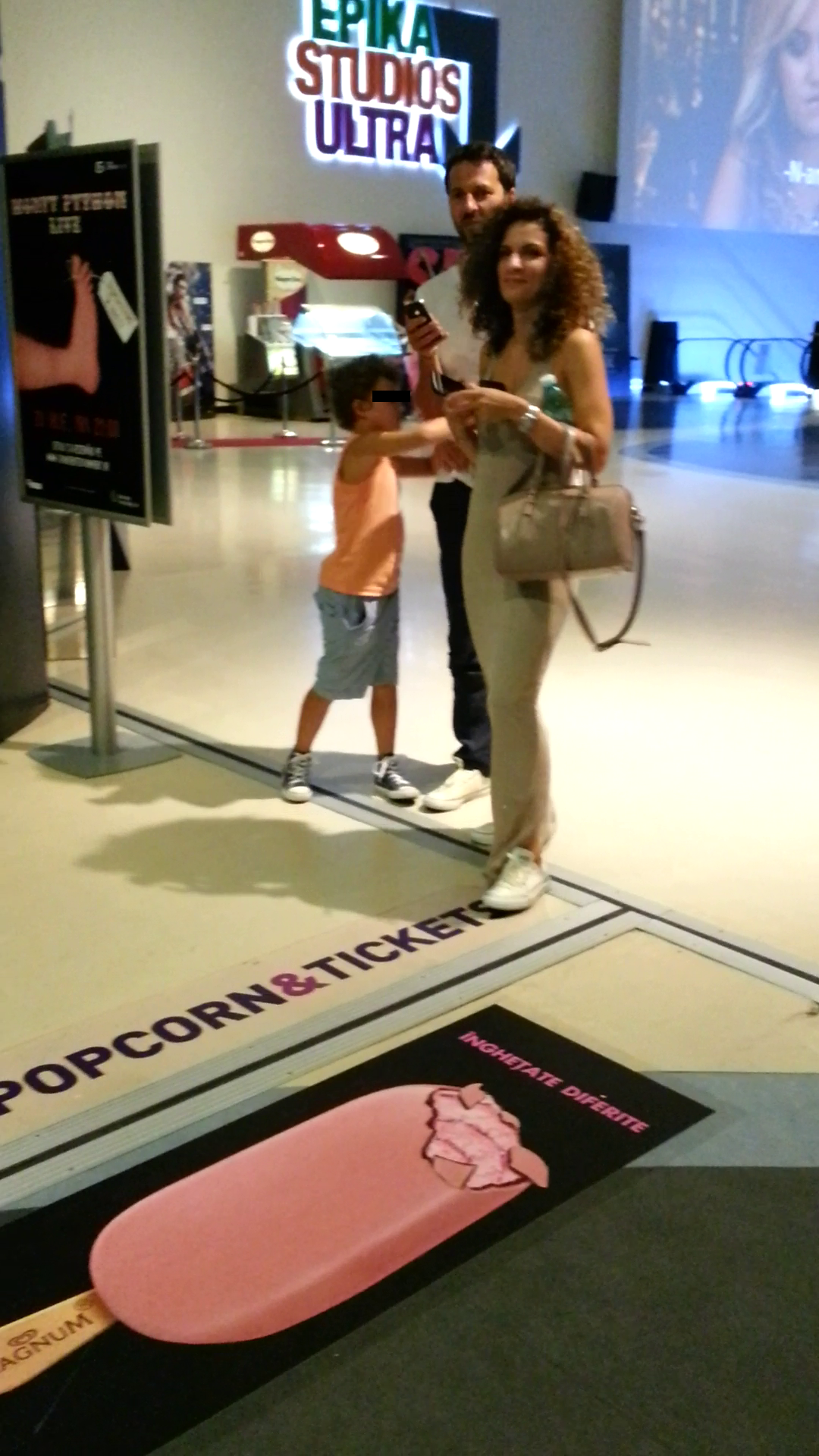 Micutul Eric isi pierde rabdarea si incearca sa-si determine parintii sa plece mai repede din mall