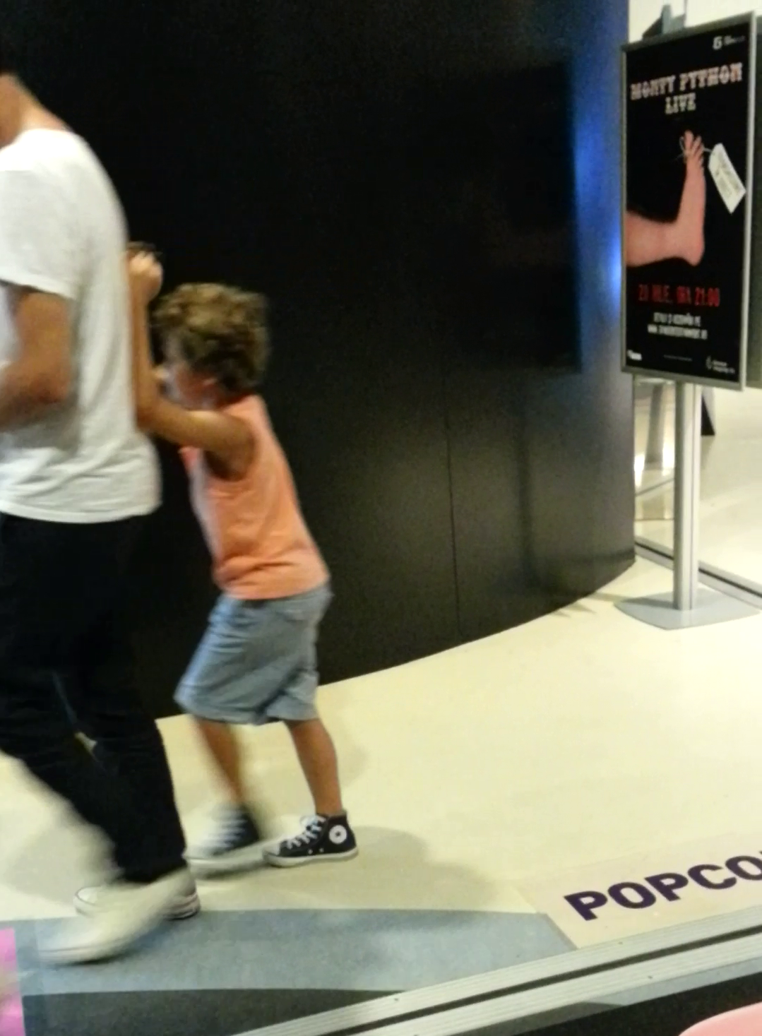 Eric isi impinge tatal de la spate