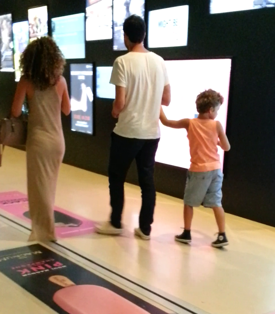 Actorul Andrei Aradits isi ia fiul de mana, ca sa aiba mai mult control asupra lui