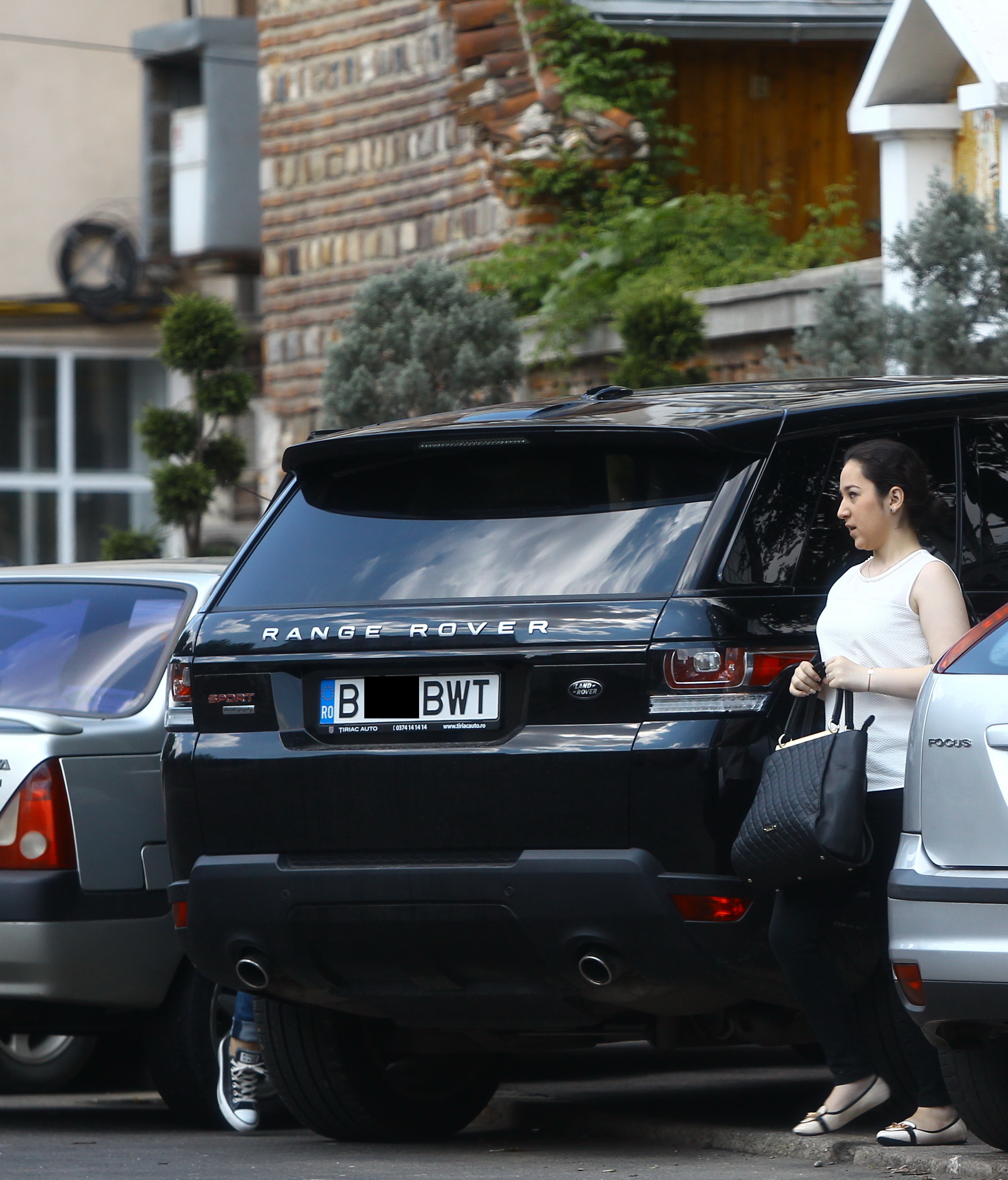 Cristina a stat in dreapta surorii ei mai mari, care a condus luxoasa masina de teren