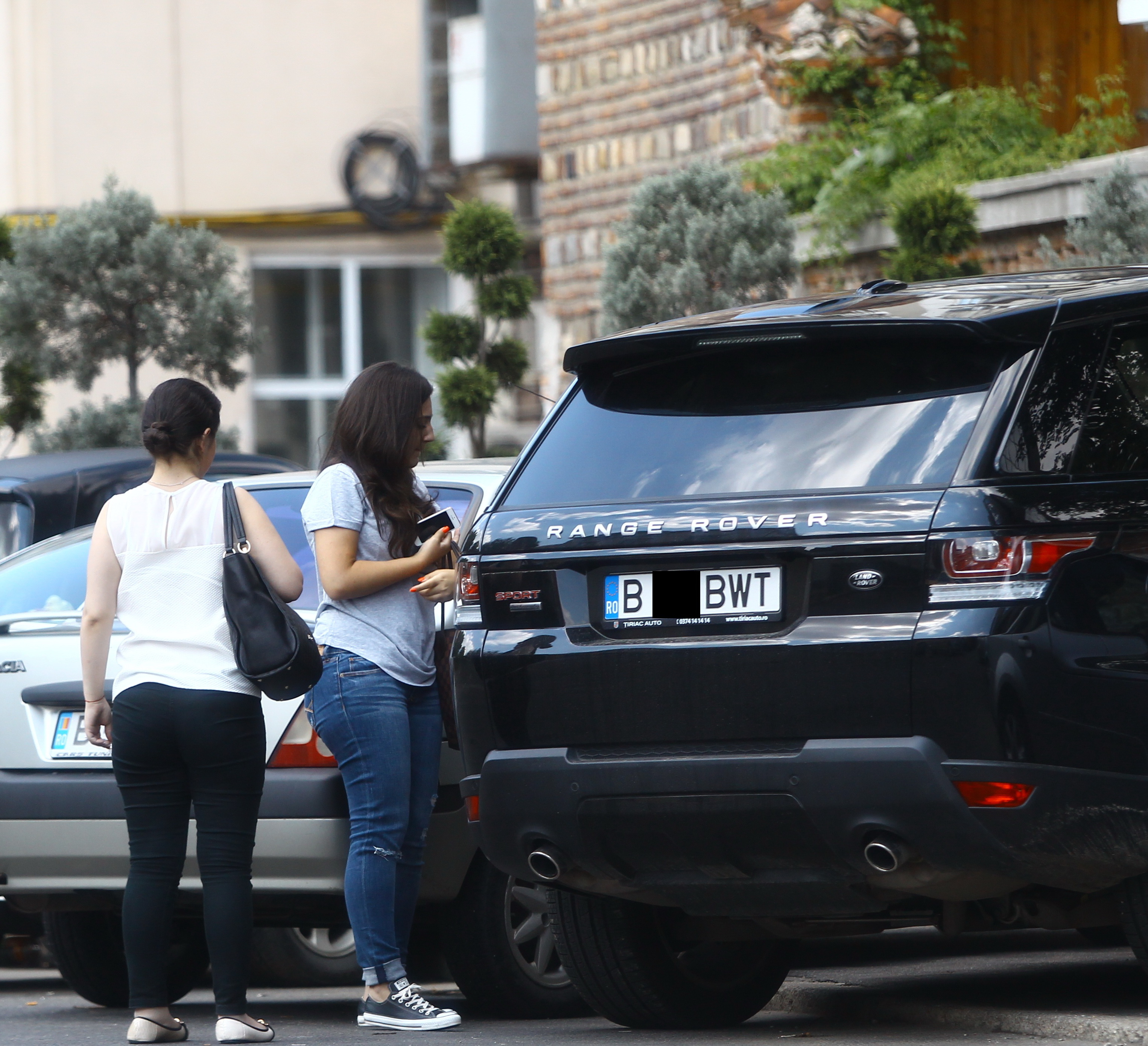 Teodora a primit masina cadou de la tatal ei, drept recompensa ca a luat BAC-ul cu nota mare