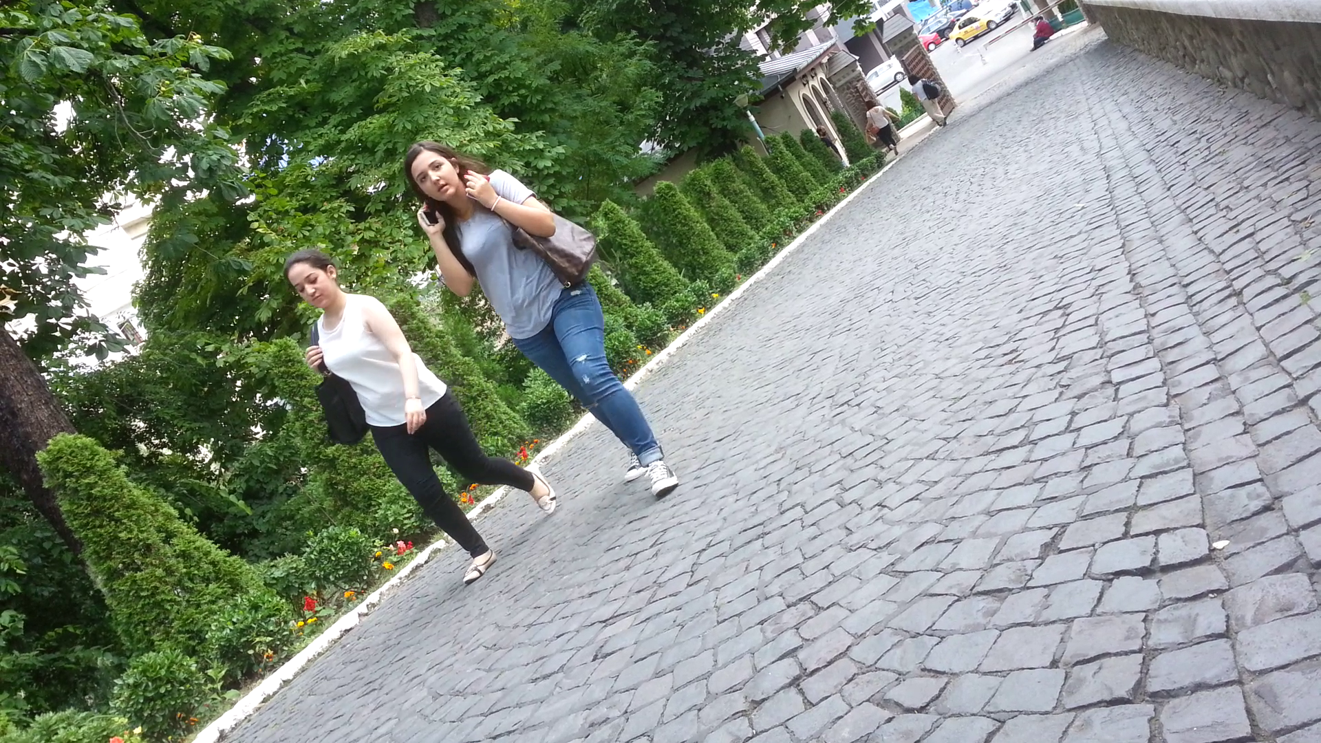 Cele doua surori pareau familiarizate cu Biserica Radu Voda, dovada ca nu e prima data cand vin aici