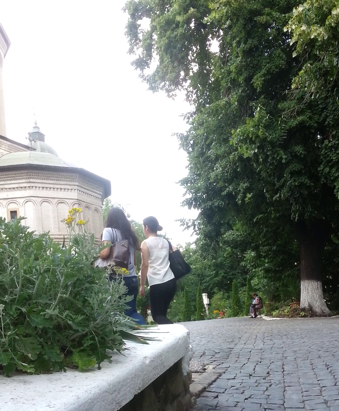 Cristina si Teodora au ales sa-si petreaca dupa-amiaza de sambata la biserica