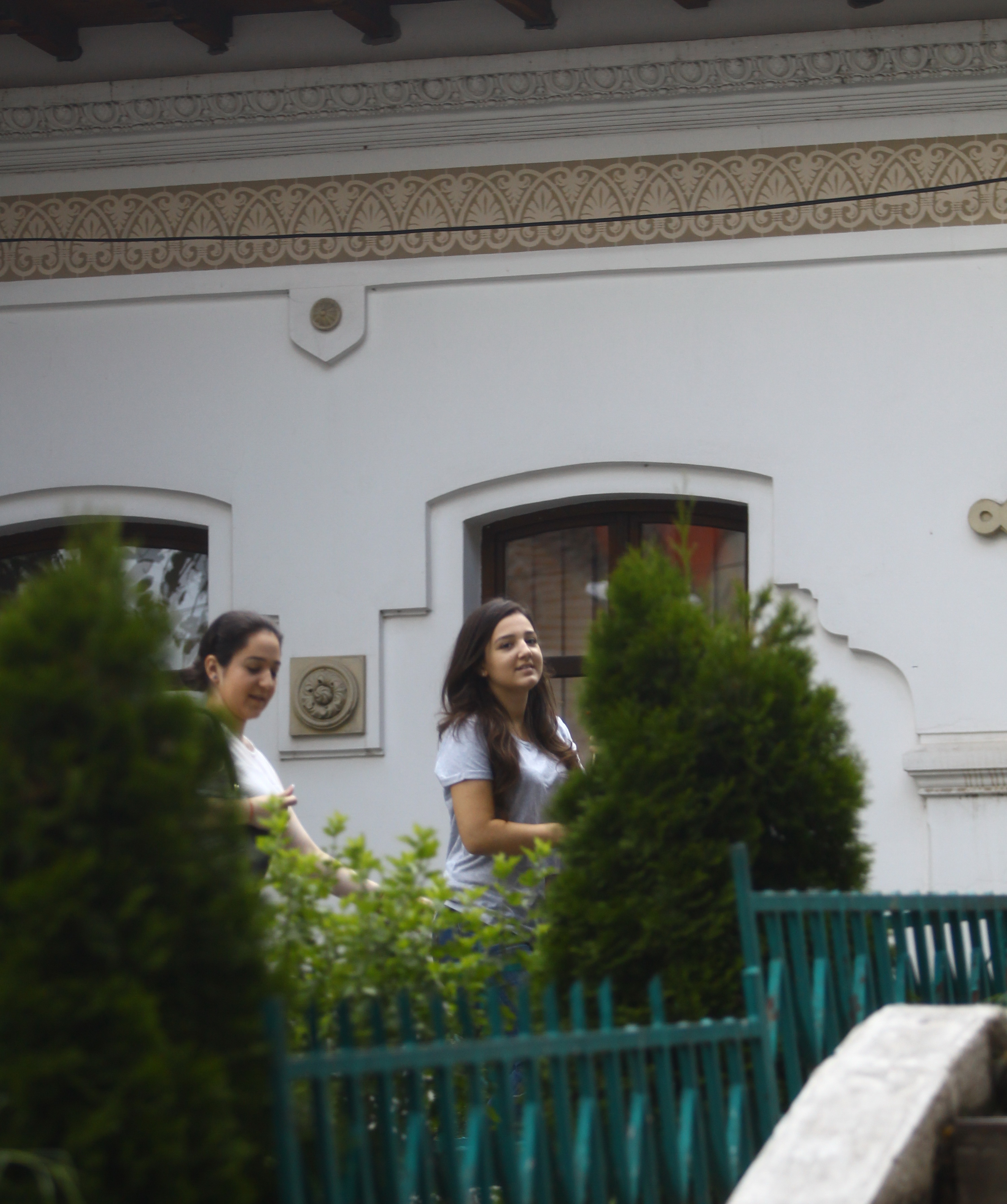 Cristina si Teodora Becali au plecat de la biserica zambitoare si mai linistite sufleteste