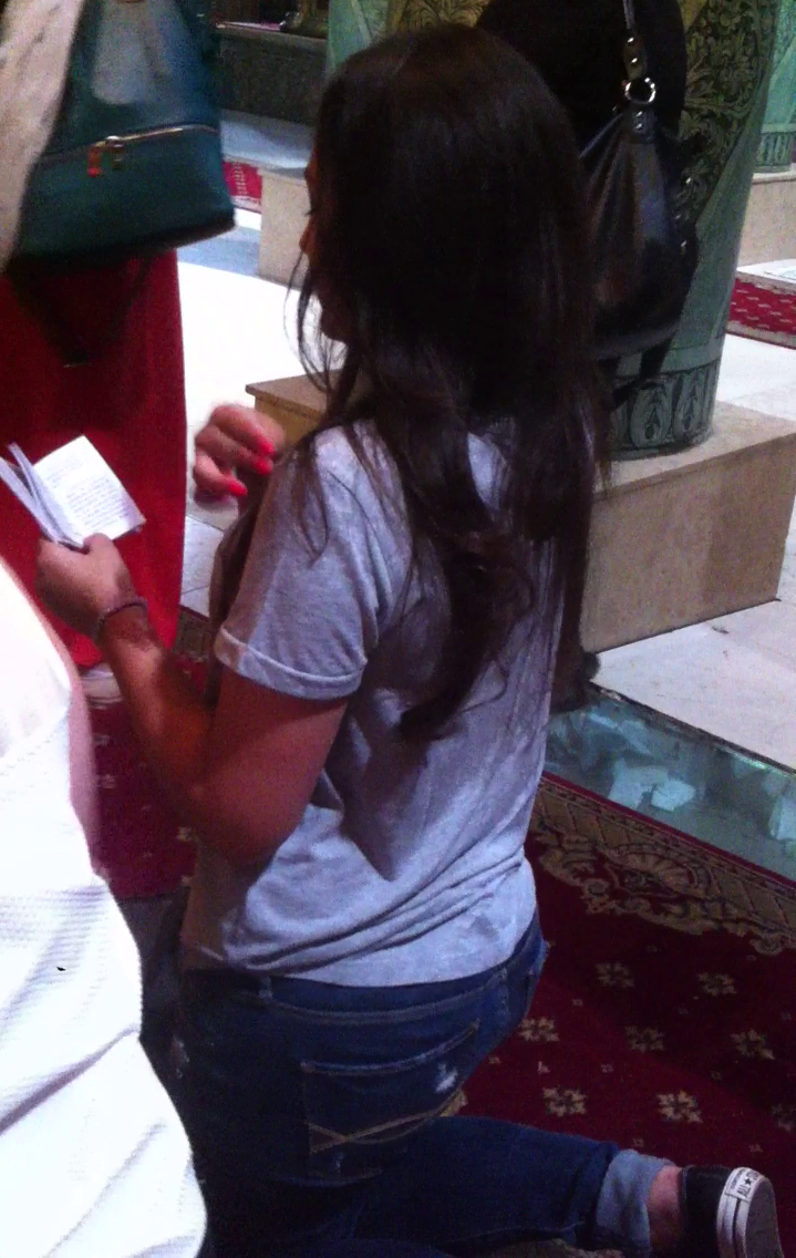 Dupa ce s-a rugat, Teodora isi face cruce