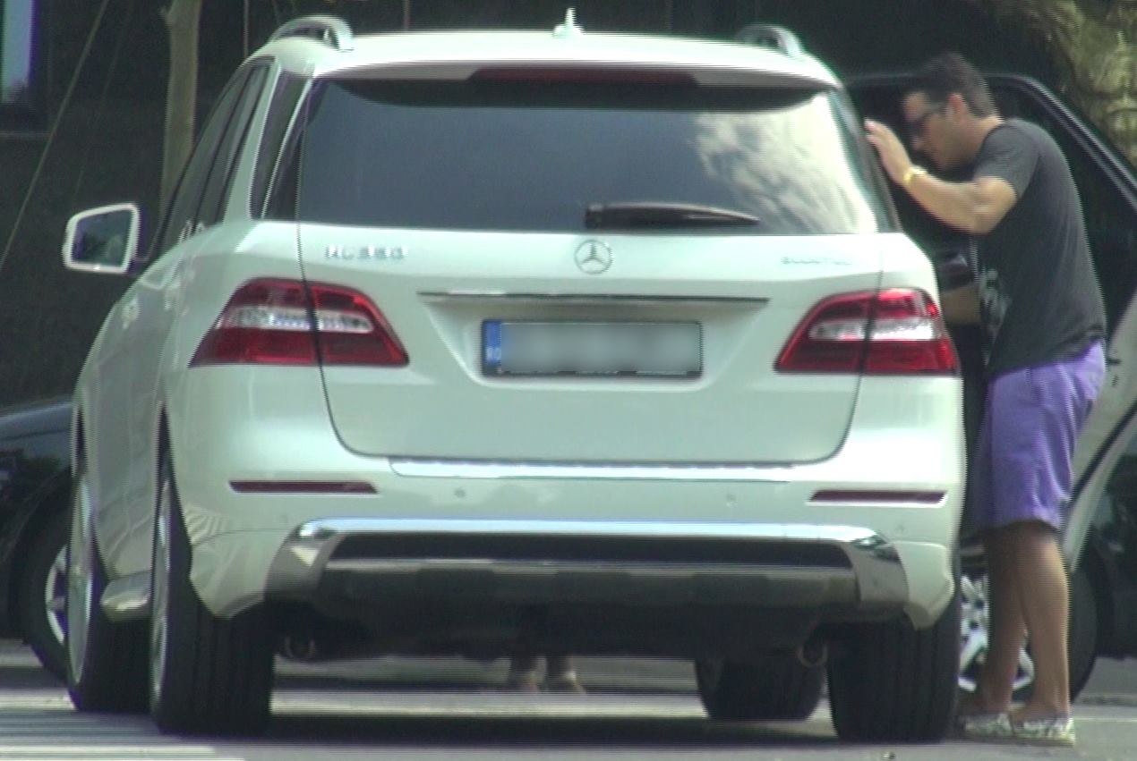 Sotul Elenei Basescu a cautat pozitia perfecta pentru scaunul fetitei lor