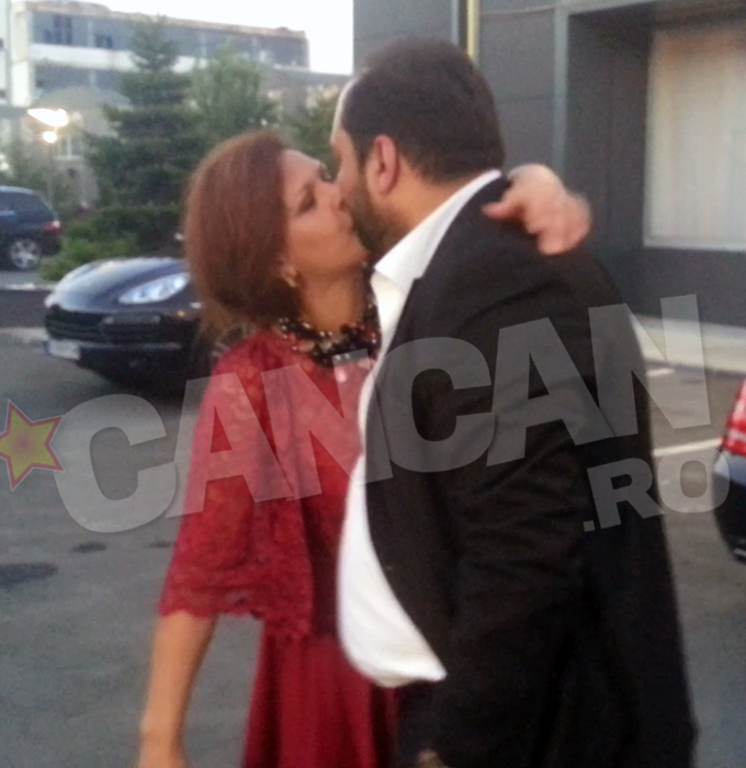 Actrita si sotul ei s-au sarutat in parcare, sub privirile jurnalistilor