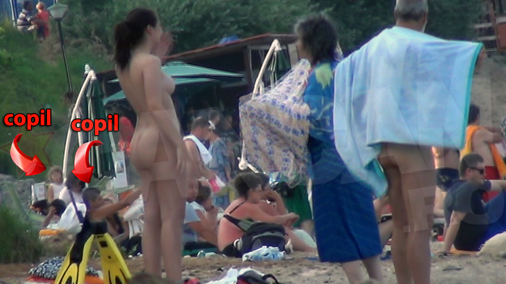 Un barbat si doua femei au facut plaja dezbracati, fara sa se uite ca in jurul lor erau mai multi copii