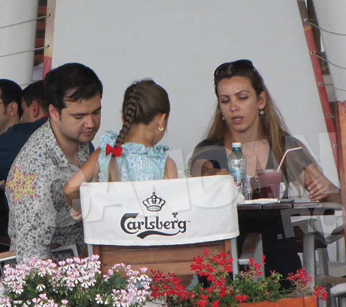 Laurentiu Duta si-a scos sotia si fiica la restaurant, unde au luat masa impreuna