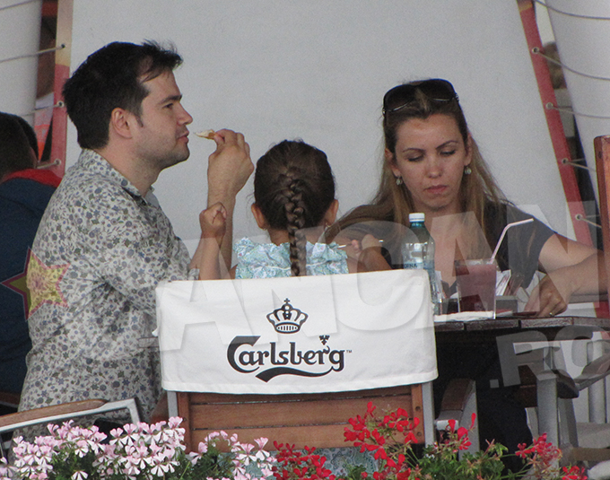 Artistul parea foarte relaxat in compania celor mai importante femei din viata lui