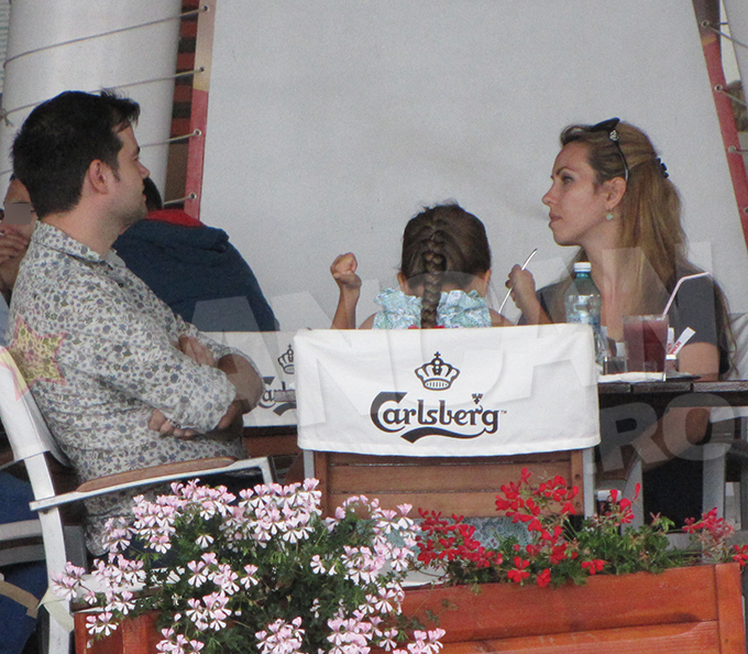 Compozitorul a discutat cu sotia lui, iar cu fiecare replica, chipul lui se destindea si mai tare