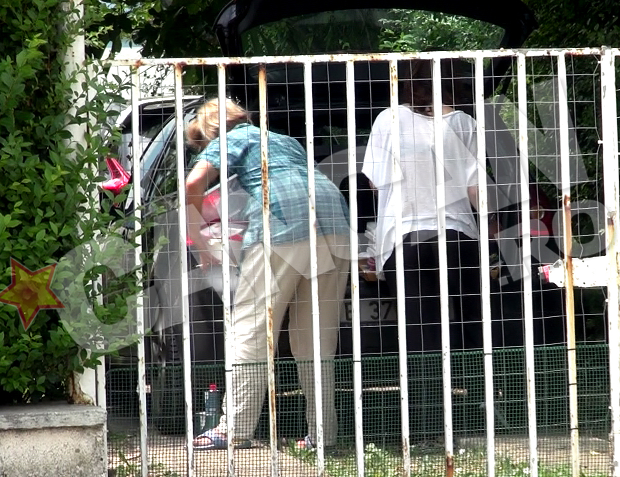 Mama ei o ajuta sa descarce bagajele