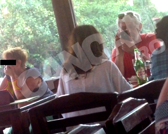 Tatal Danei o fotografiaza cu telefonul mobil