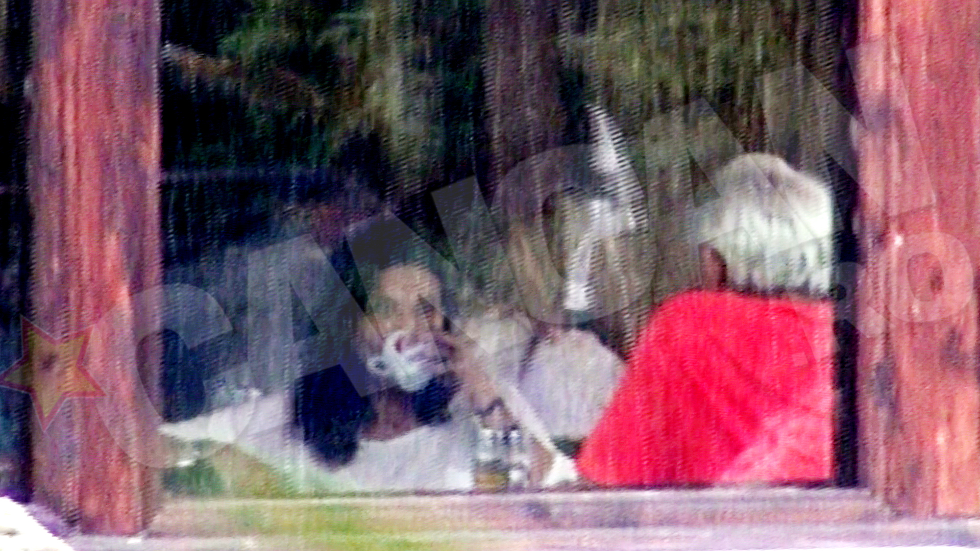 Probabil obosita dupa drum, Dana bea o cafea