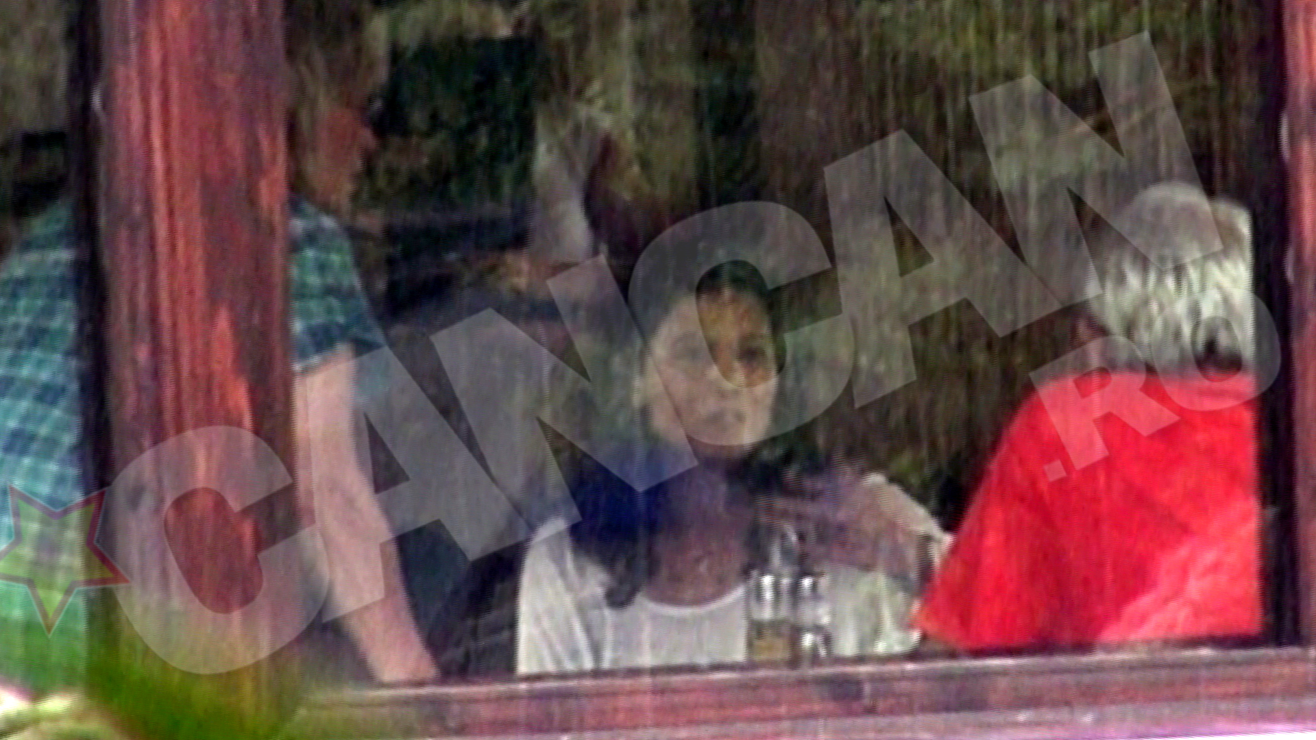 Tatal si mama ei sunt foarte atenti la ce le explica