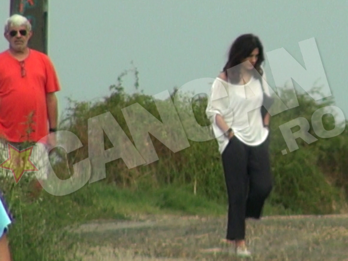 Vecinii au ramas surprinsi sa vada la casa lui Sergiu Nicolaescu un barbat care aducea cu regizorul