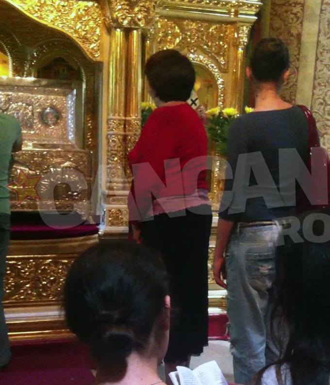 Actrita s-a rugat pret de cateva minute in fata altarului