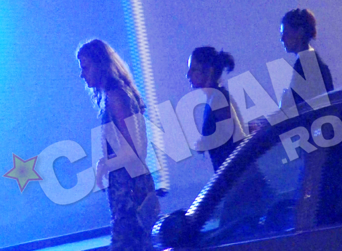 Fetele au iesit din club si se indreapta spre casa